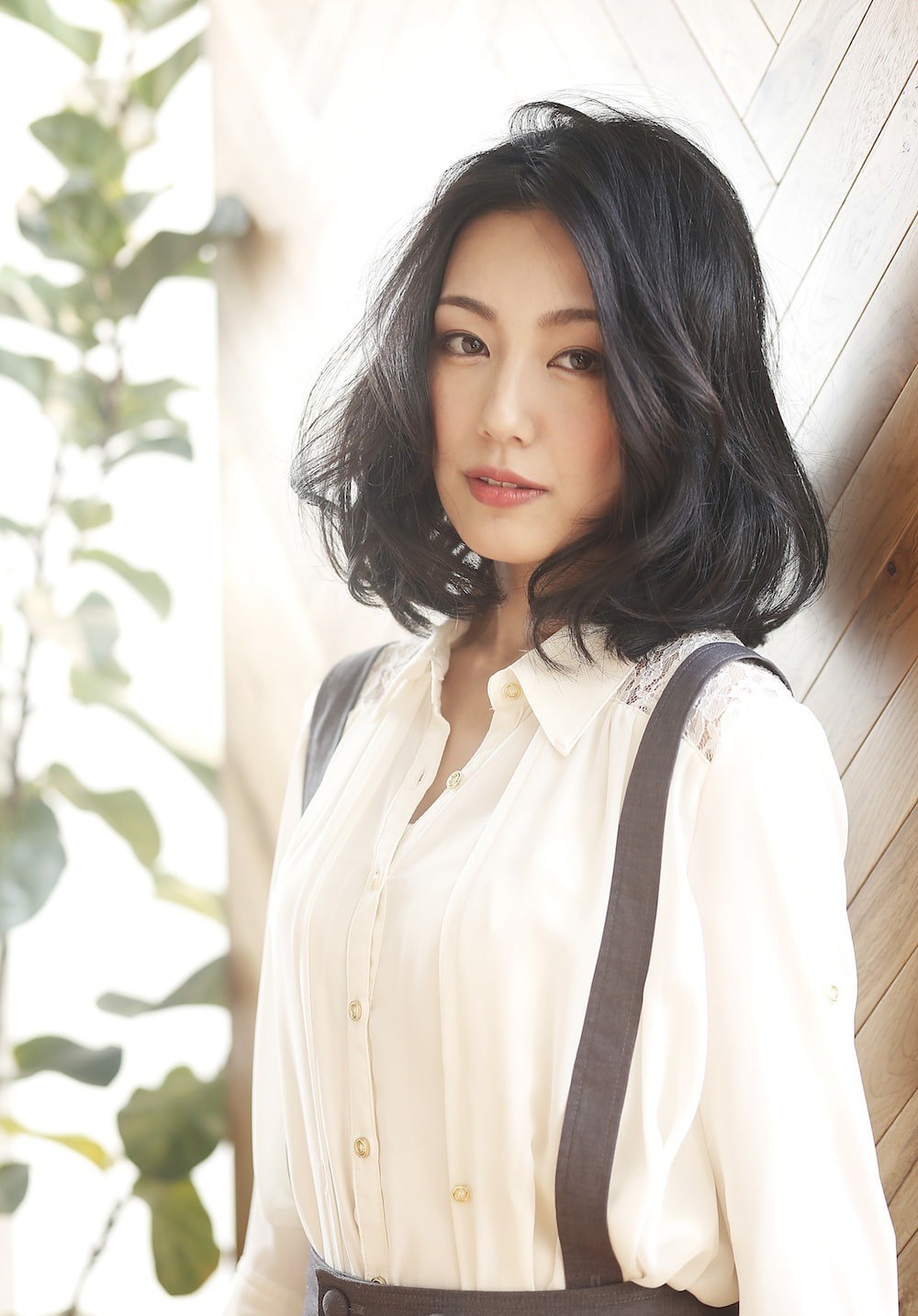 斜め横の黒髪ミディアムヘア