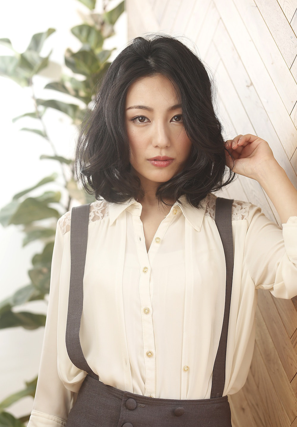 カメラ目線の黒髪ミディアムヘア