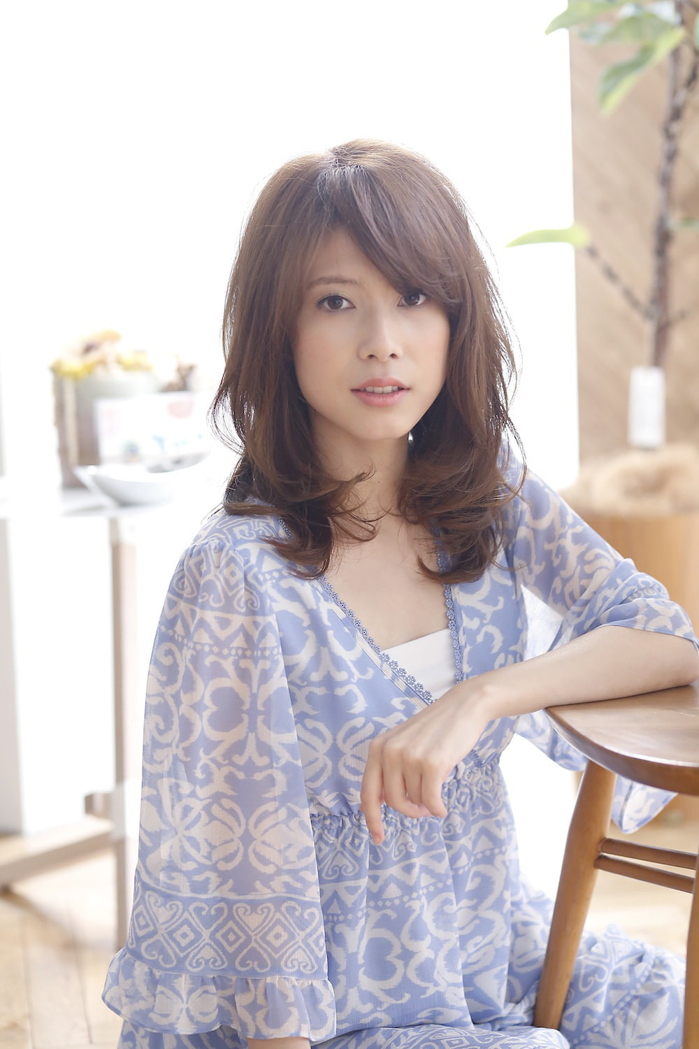 正面を向いてるミディアムヘア