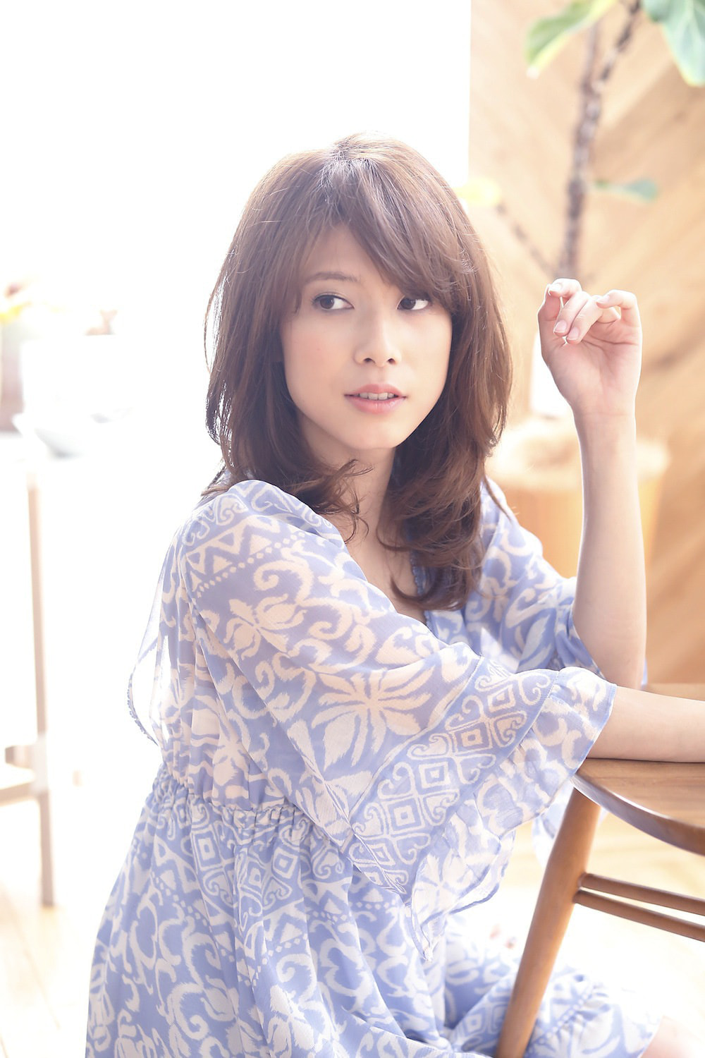 椅子に手を当て目をそらしてるミディアムヘア