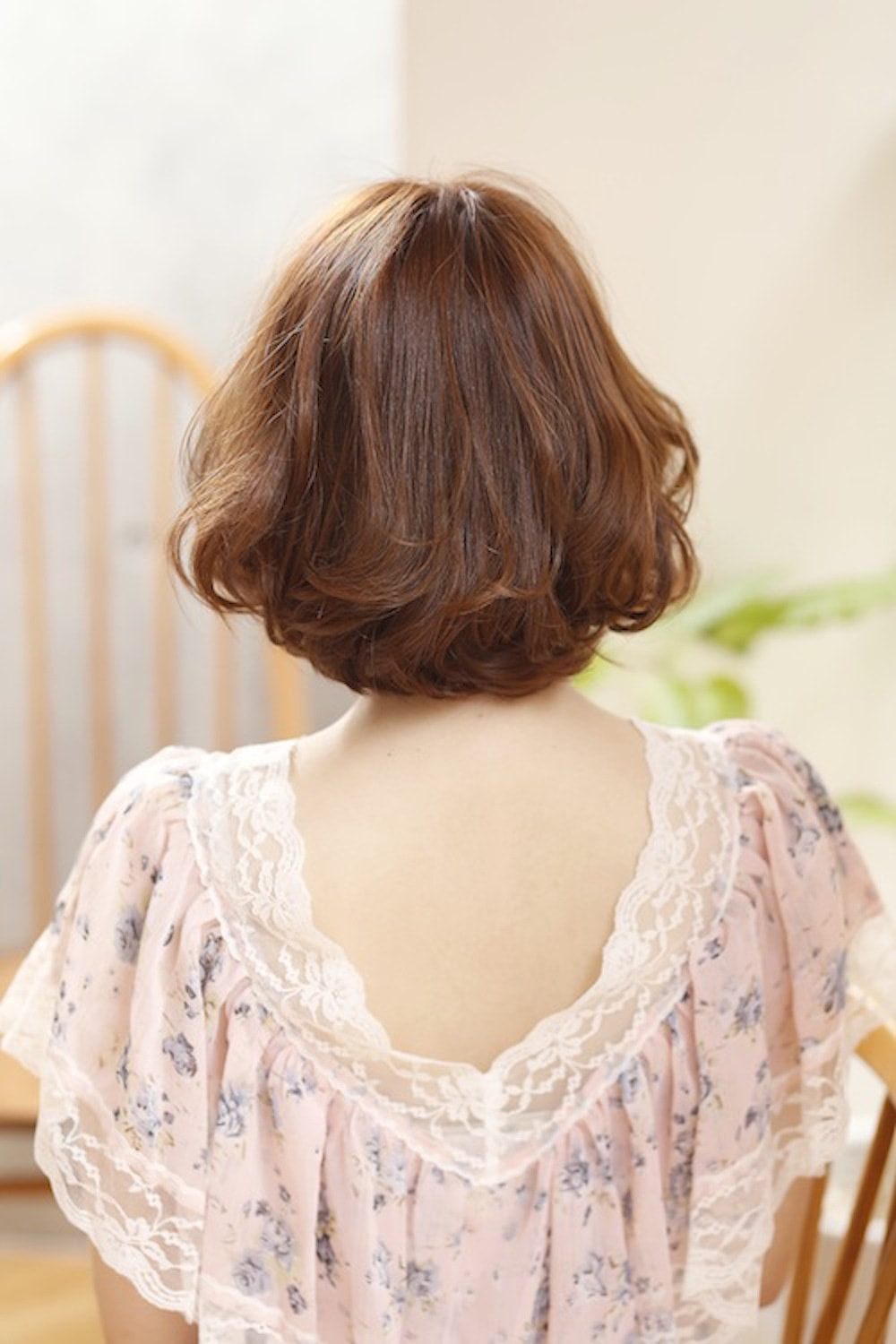 バウンスボブの女性（後ろ姿）