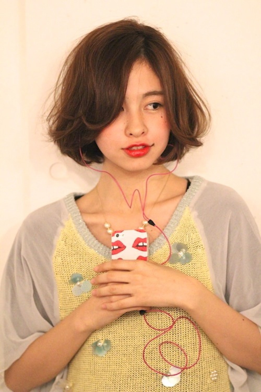 音楽を聴いているボブスタイルの女性