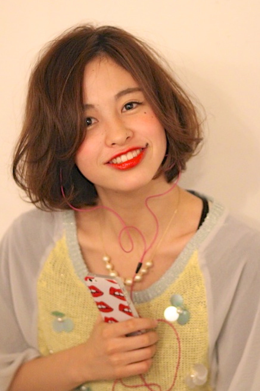 音楽を聴いてカメラ目線の女性