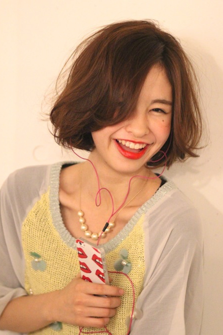 笑顔のボブスタイル女性