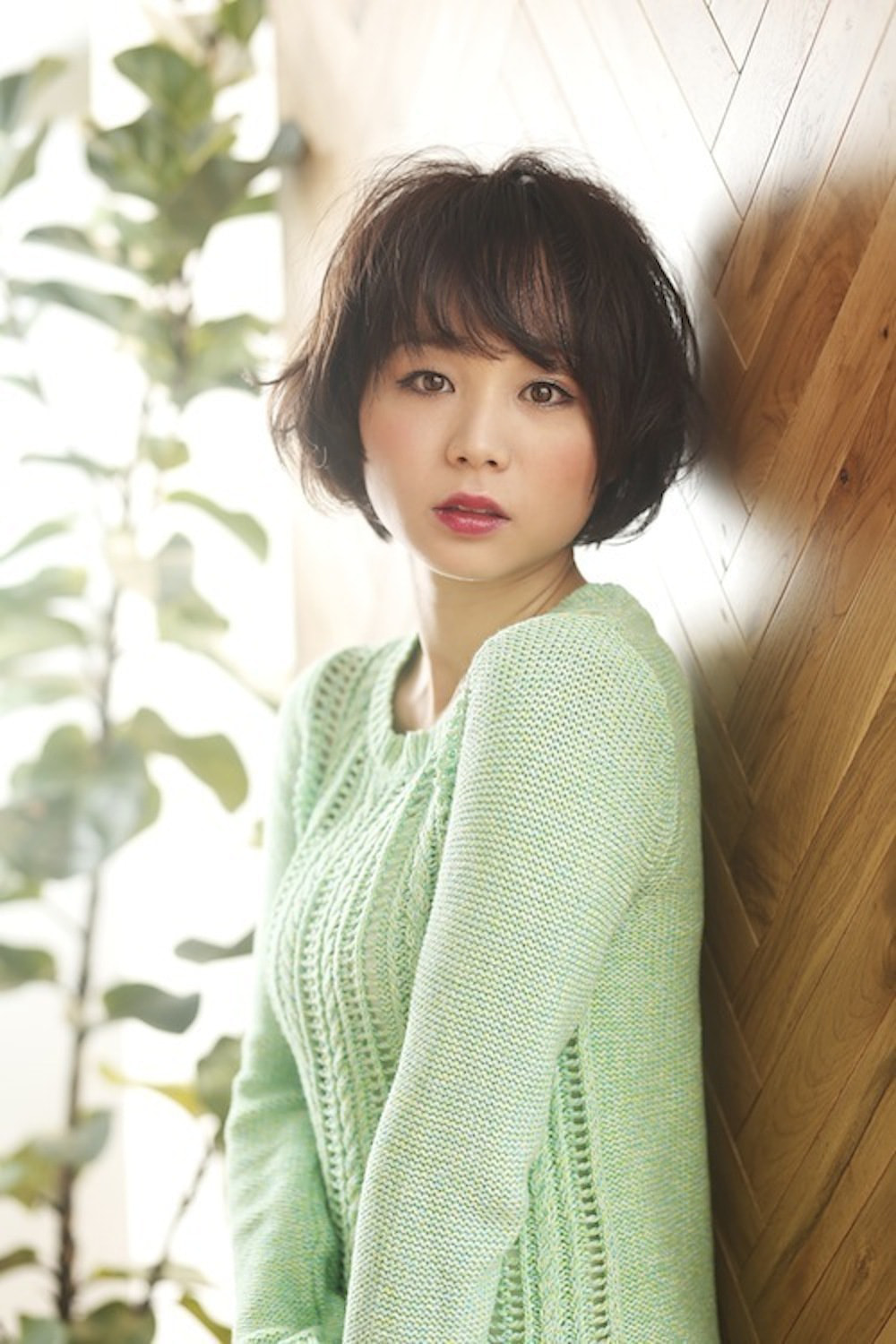 斜め横顔のショートボブスタイルの女性