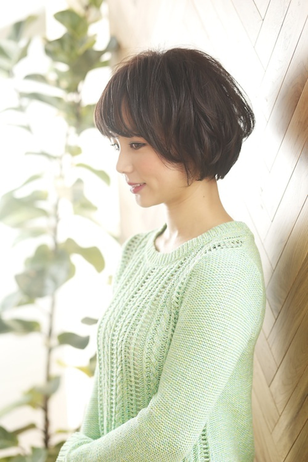 横顔のショートボブスタイルの女性