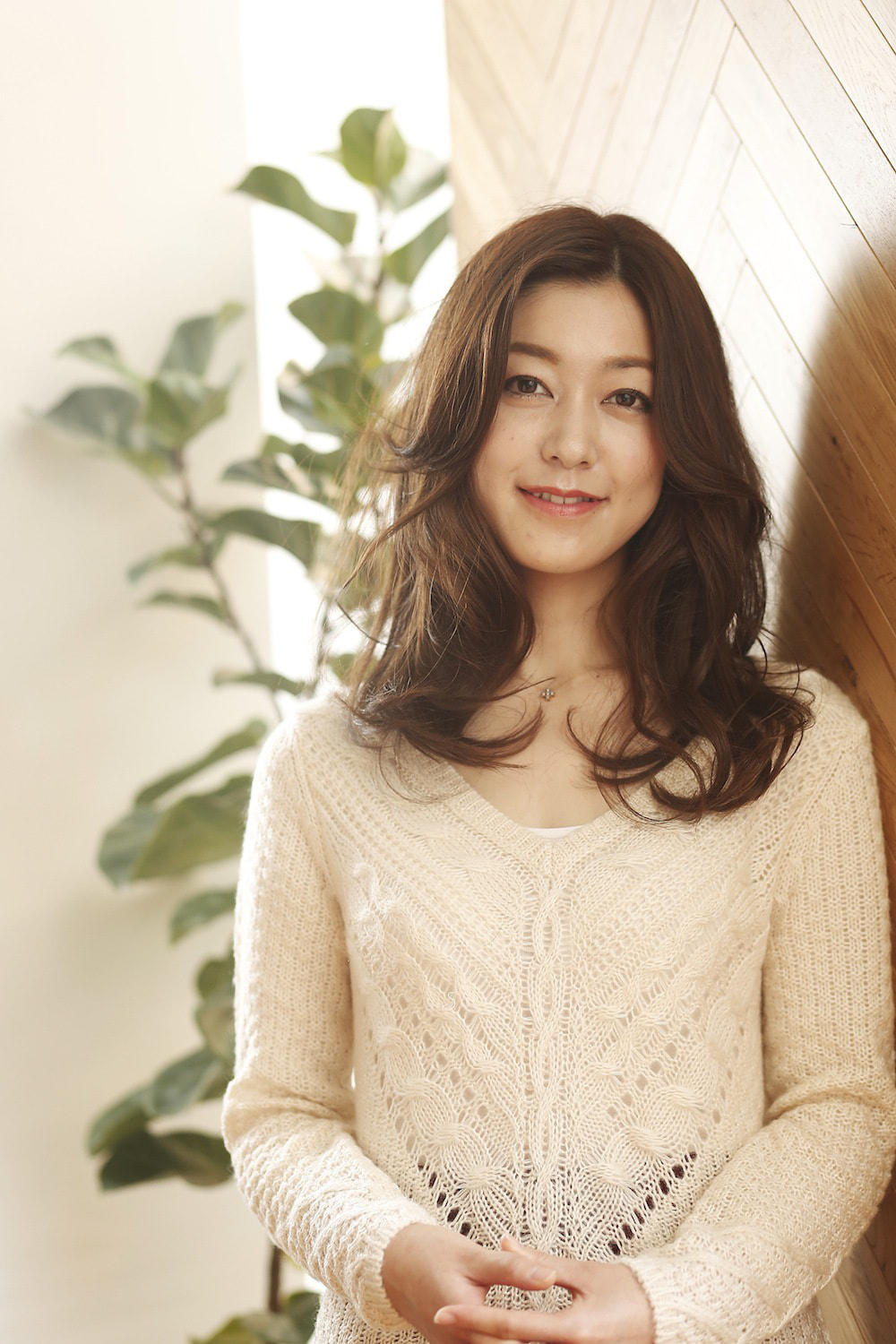 正面を向いてるロングヘアの女性