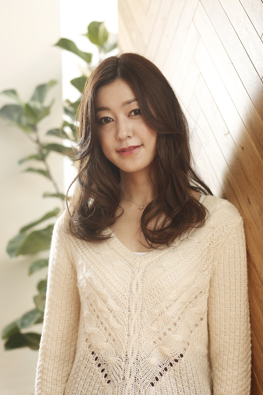 左斜め前を向いているロングヘアの女性