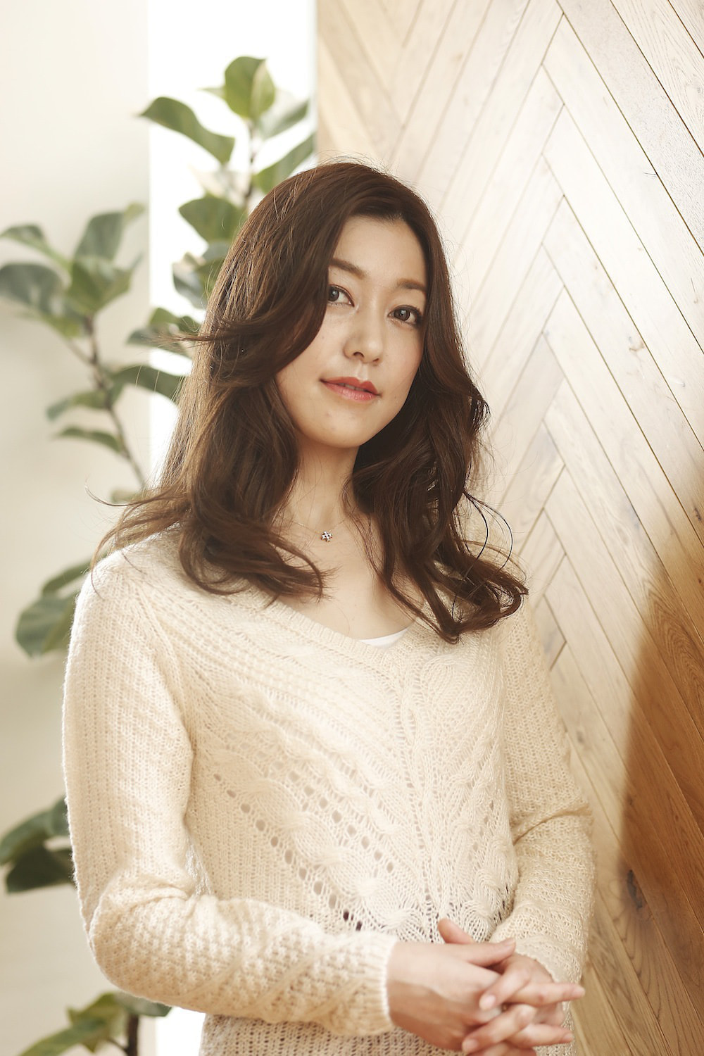 右斜め前を向いているロングヘアの女性