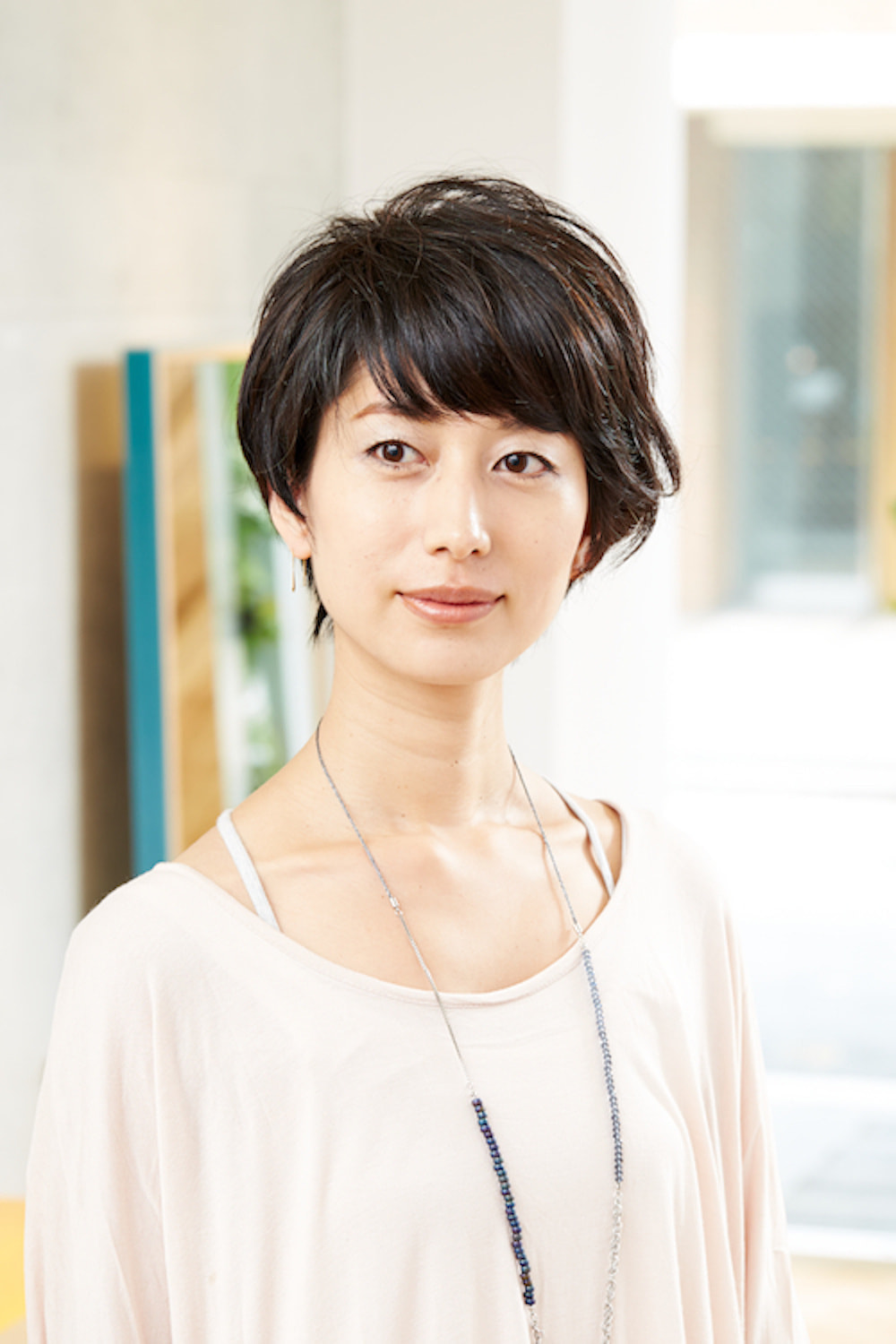 正面を向いてる黒髪ショートヘアの女性