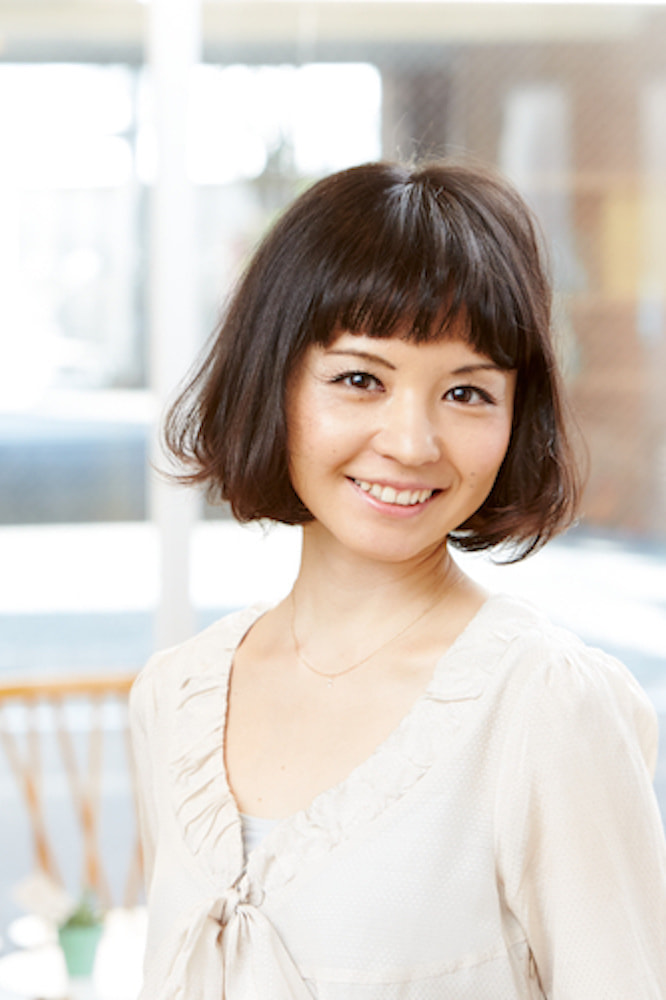 笑顔で正面を向くボブヘアの女性