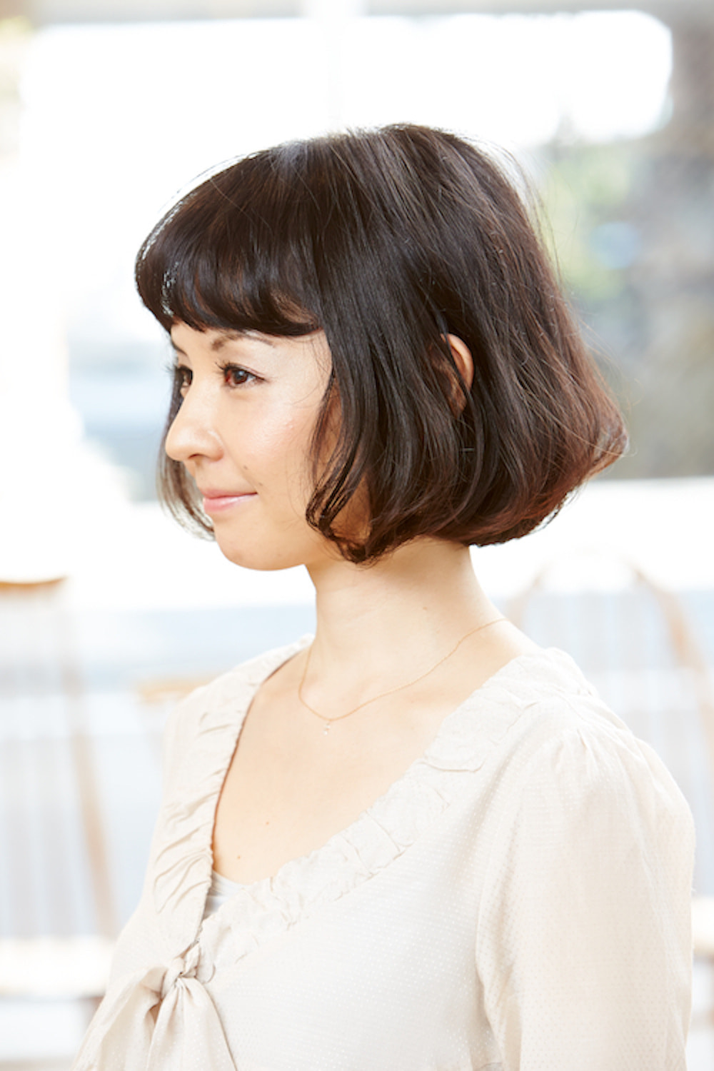 横顔のシフォンボブの女性