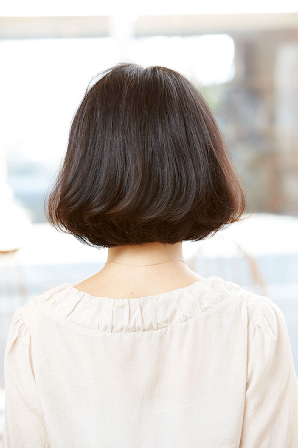 後ろ姿のショートボブヘアの女性