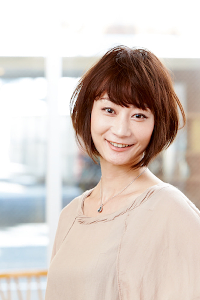 シンプルボブヘアの女性（笑顔）