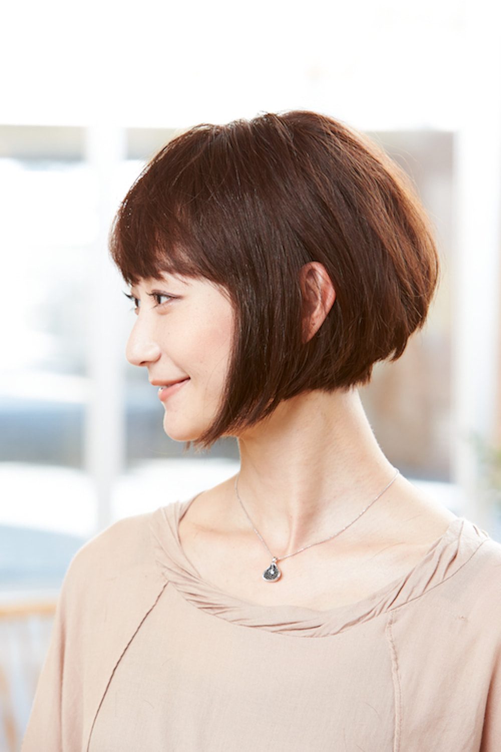 シンプルボブヘアの女性（横向き）