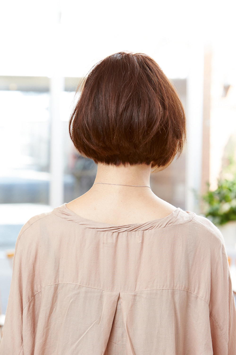 シンプルボブヘアの女性（後ろ姿）