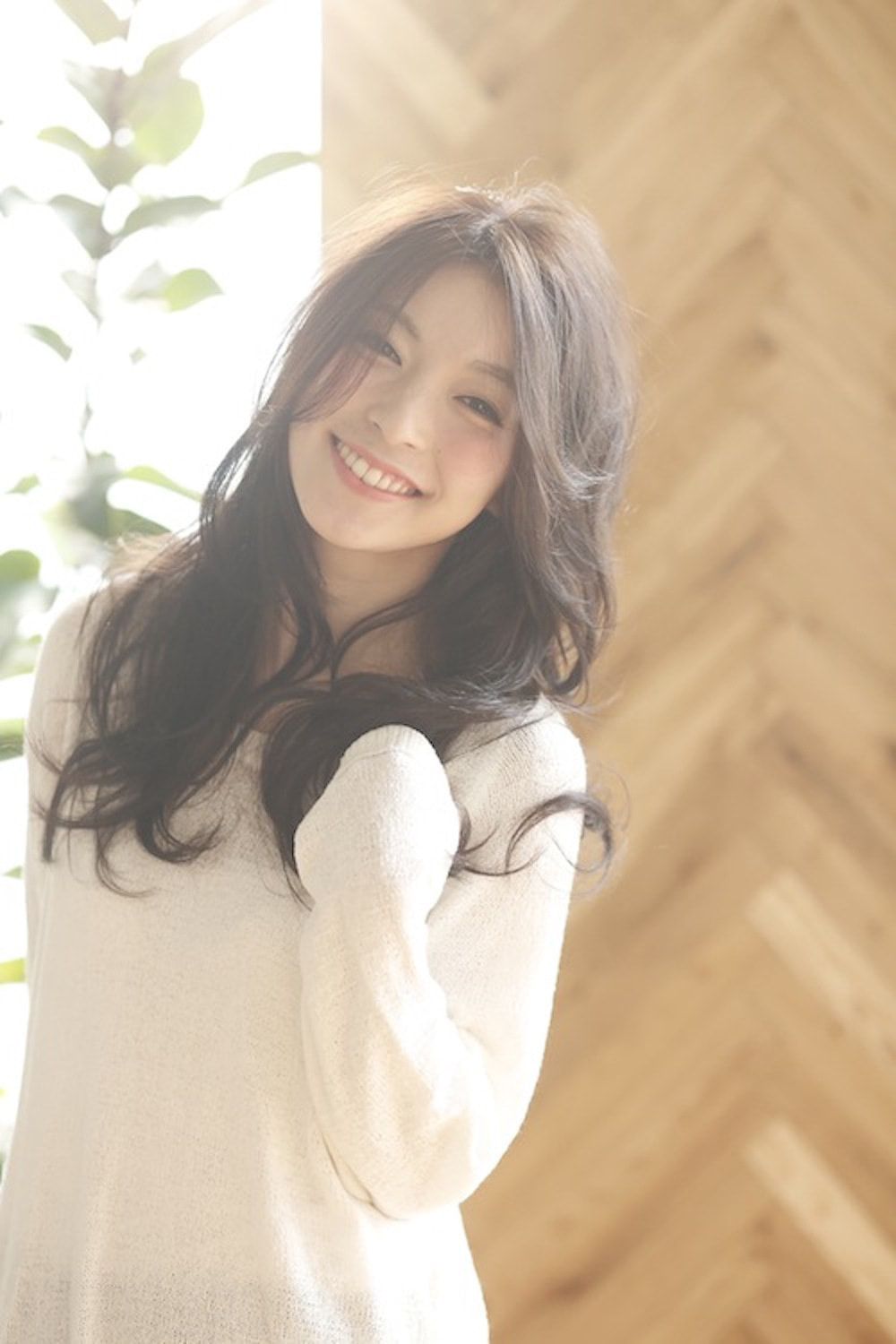 うるツヤヘアの女性（笑顔）