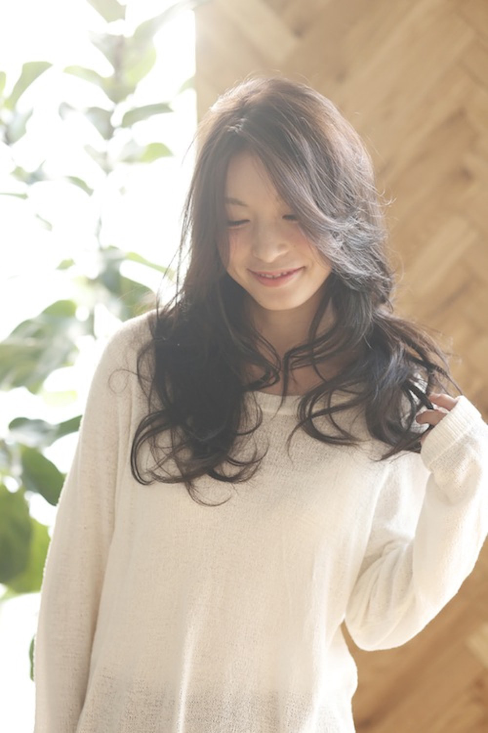 うるツヤヘアの女性（下向き加減）