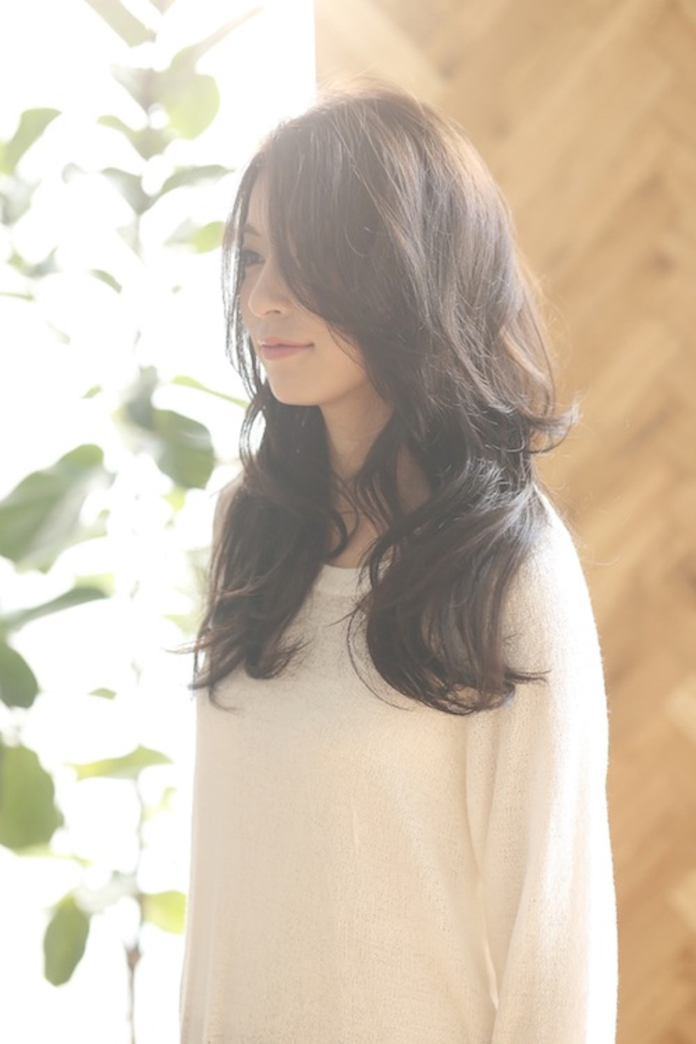 うるツヤヘアの女性（横向き）