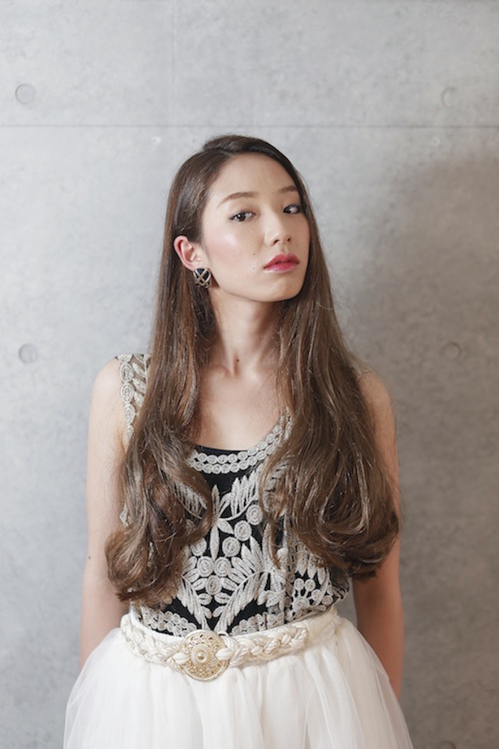 スーパーロングヘアの女性（正面）