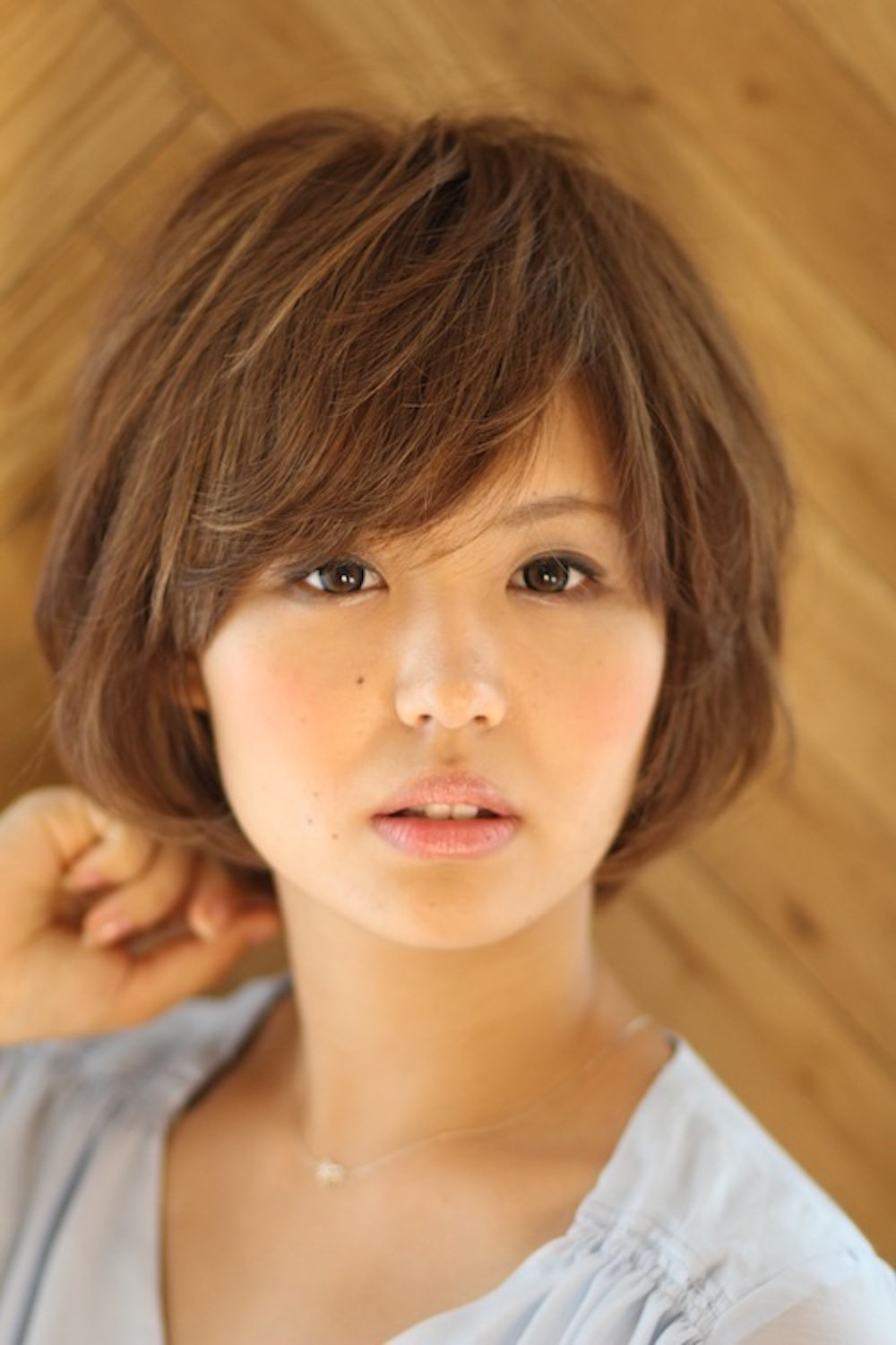 ふんわりショートボブの女性（正面）