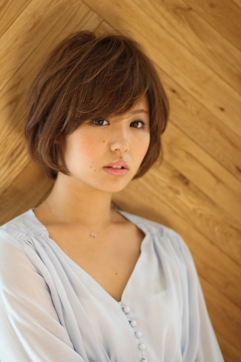 ふんわりショートボブの女性（斜め横）