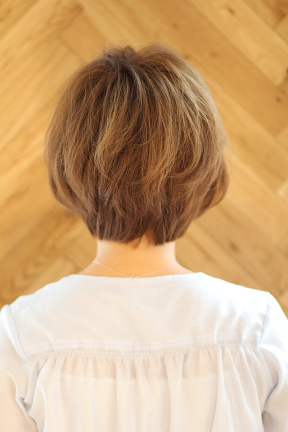 ふんわりショートボブの女性（バック）