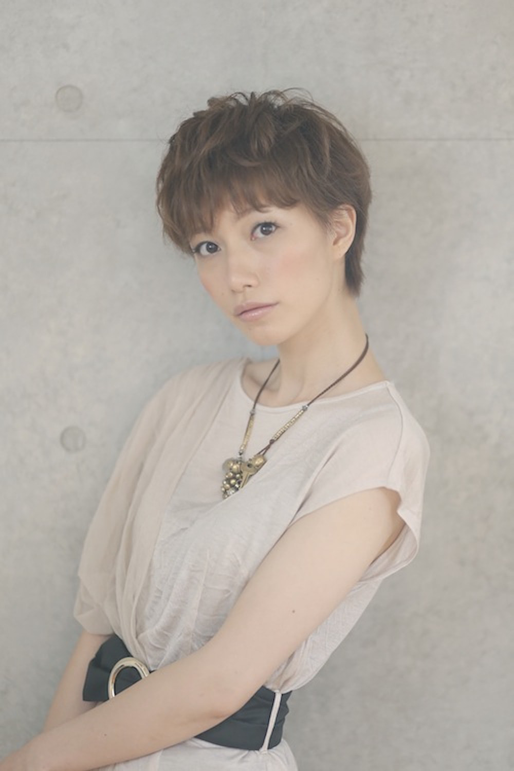 belleショートヘアの女性（斜め横）