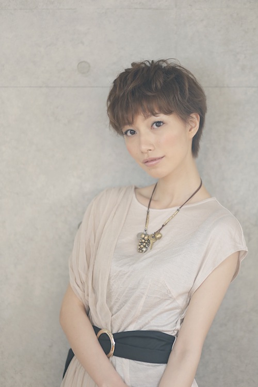 belleショートヘアの女性（正面）