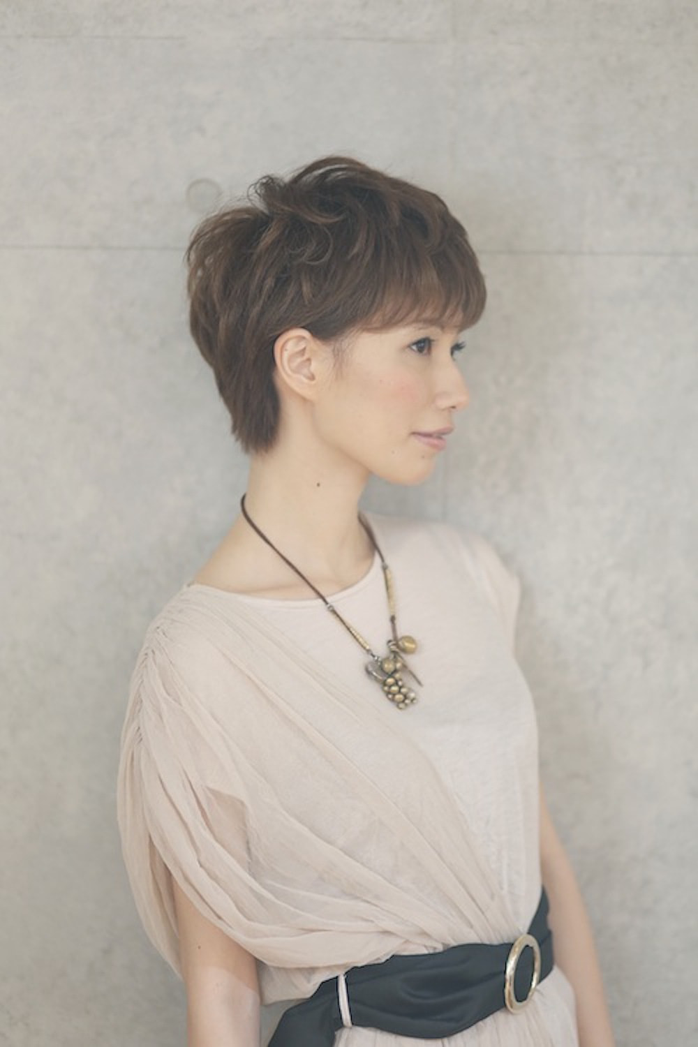 belleショートヘアの女性（サイド）