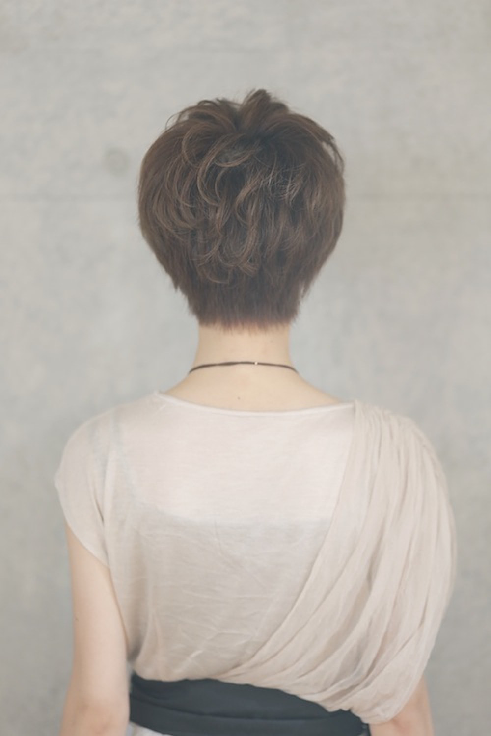 belleショートヘアの女性（バック）