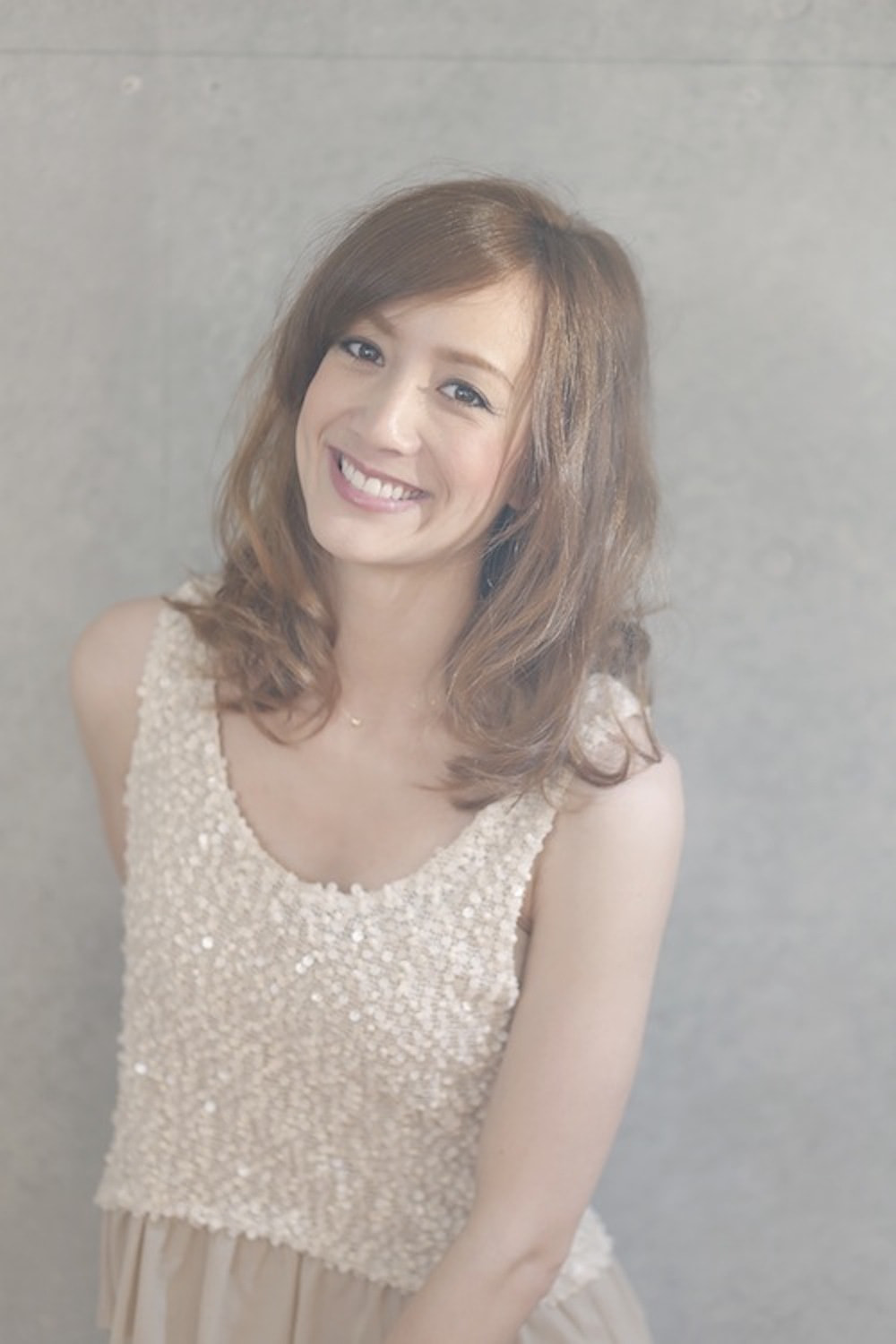 リラックスウェーブヘアの女性（斜め横）