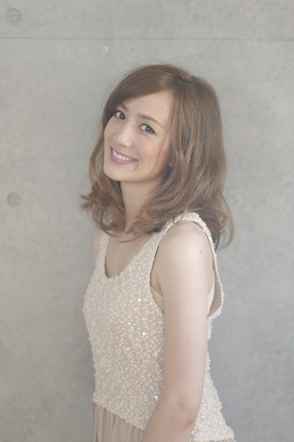 リラックスウェーブヘアの女性（サイド）