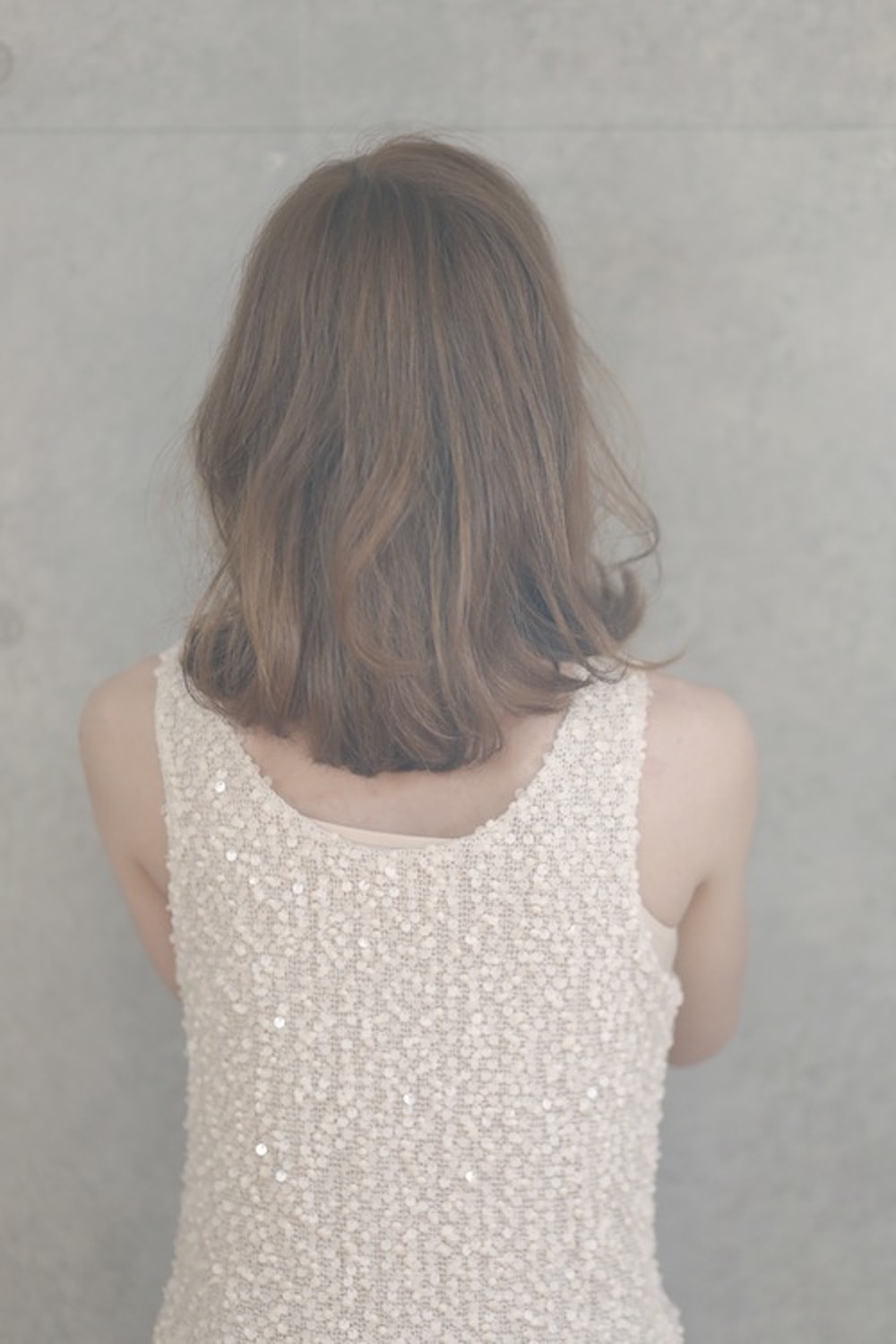 リラックスウェーブヘアの女性（バック）