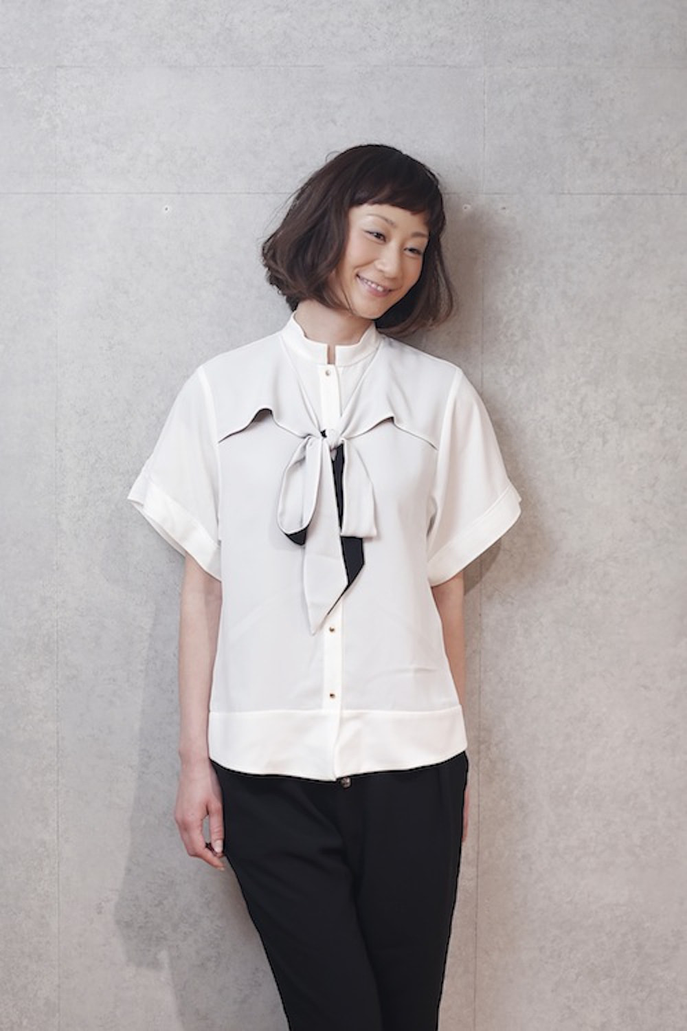 ショートバングヘアの女性（全身）