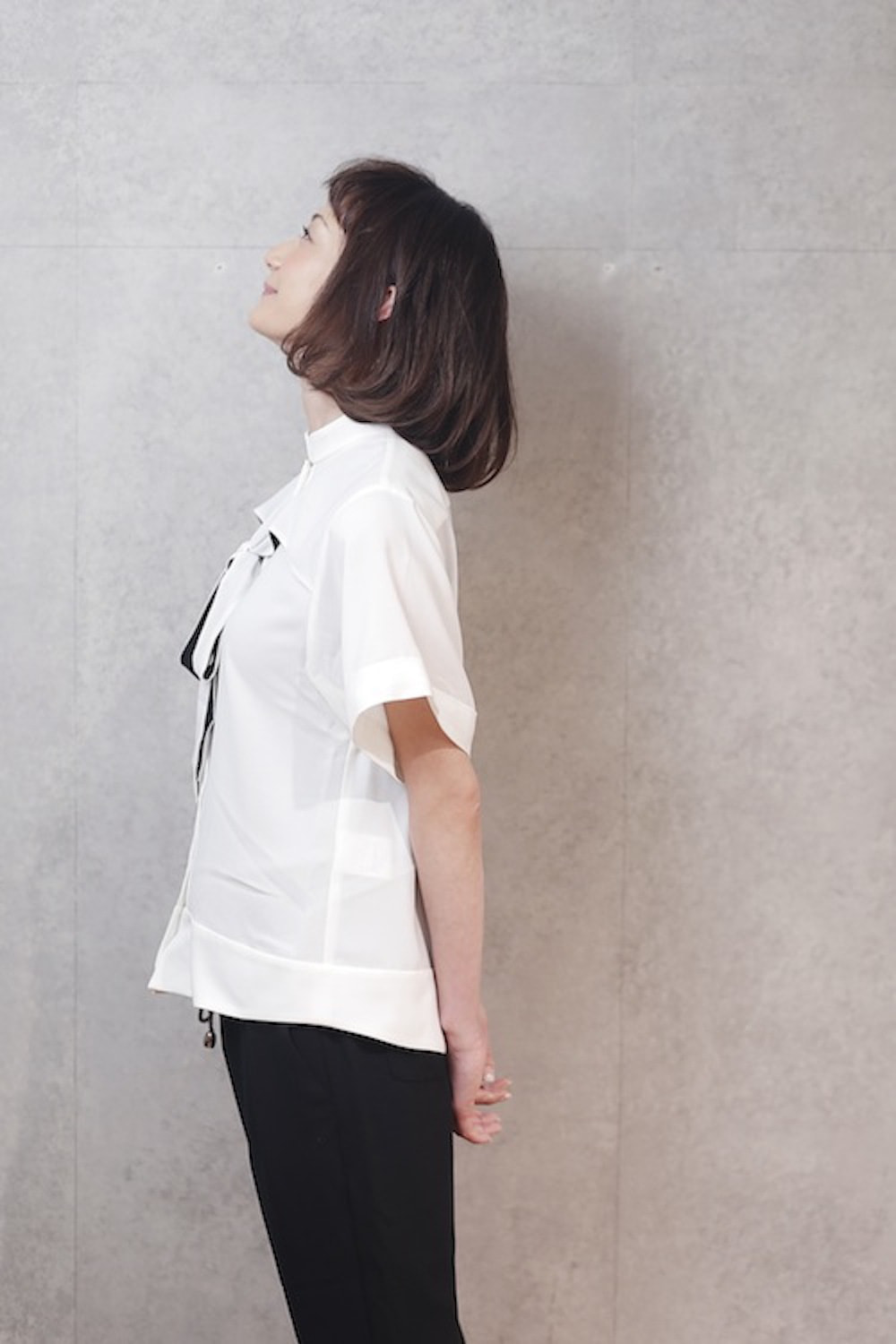 ショートバングヘアの女性（全身横向き）