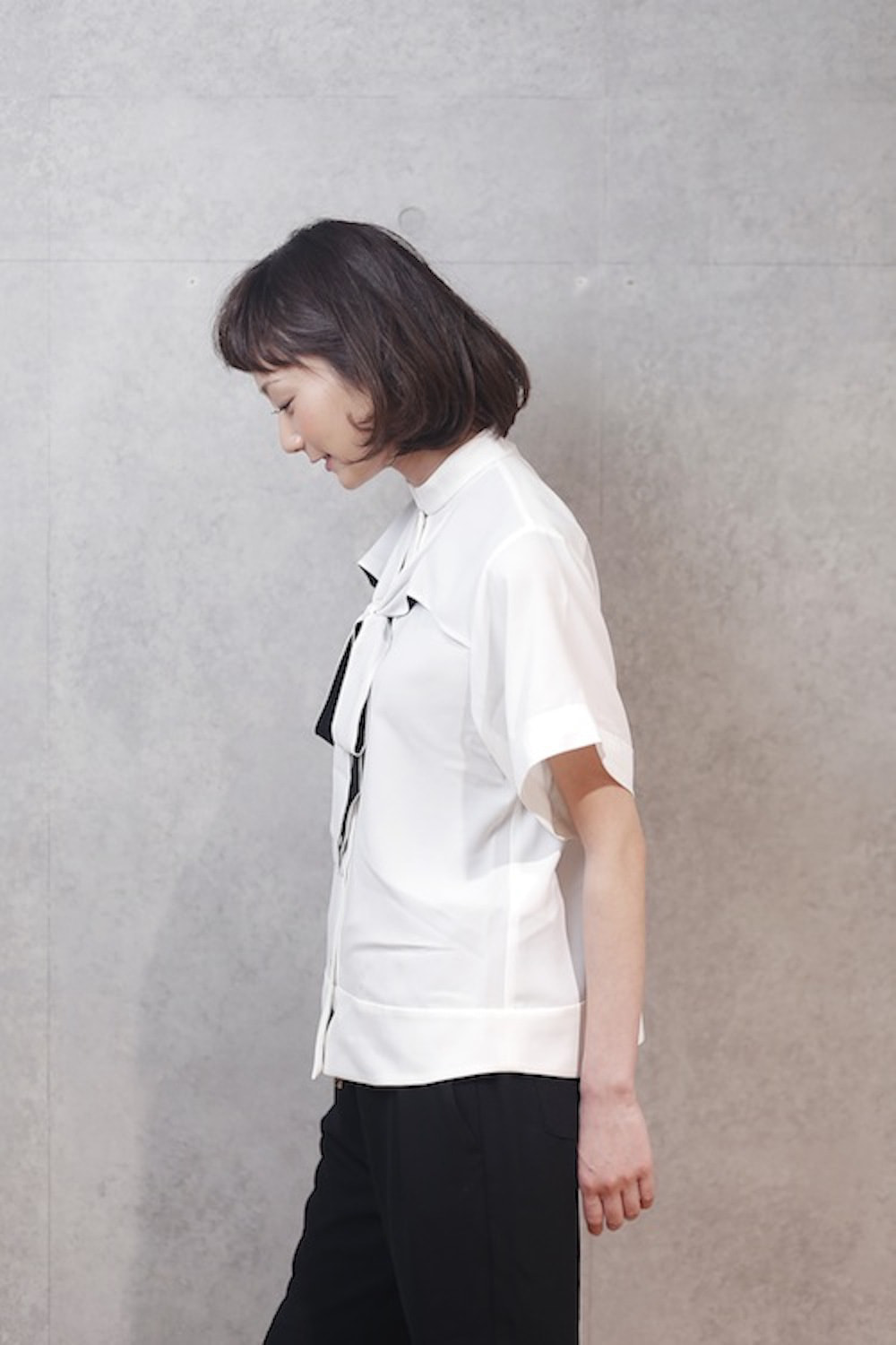 ショートバングヘアの女性（全身横向き）