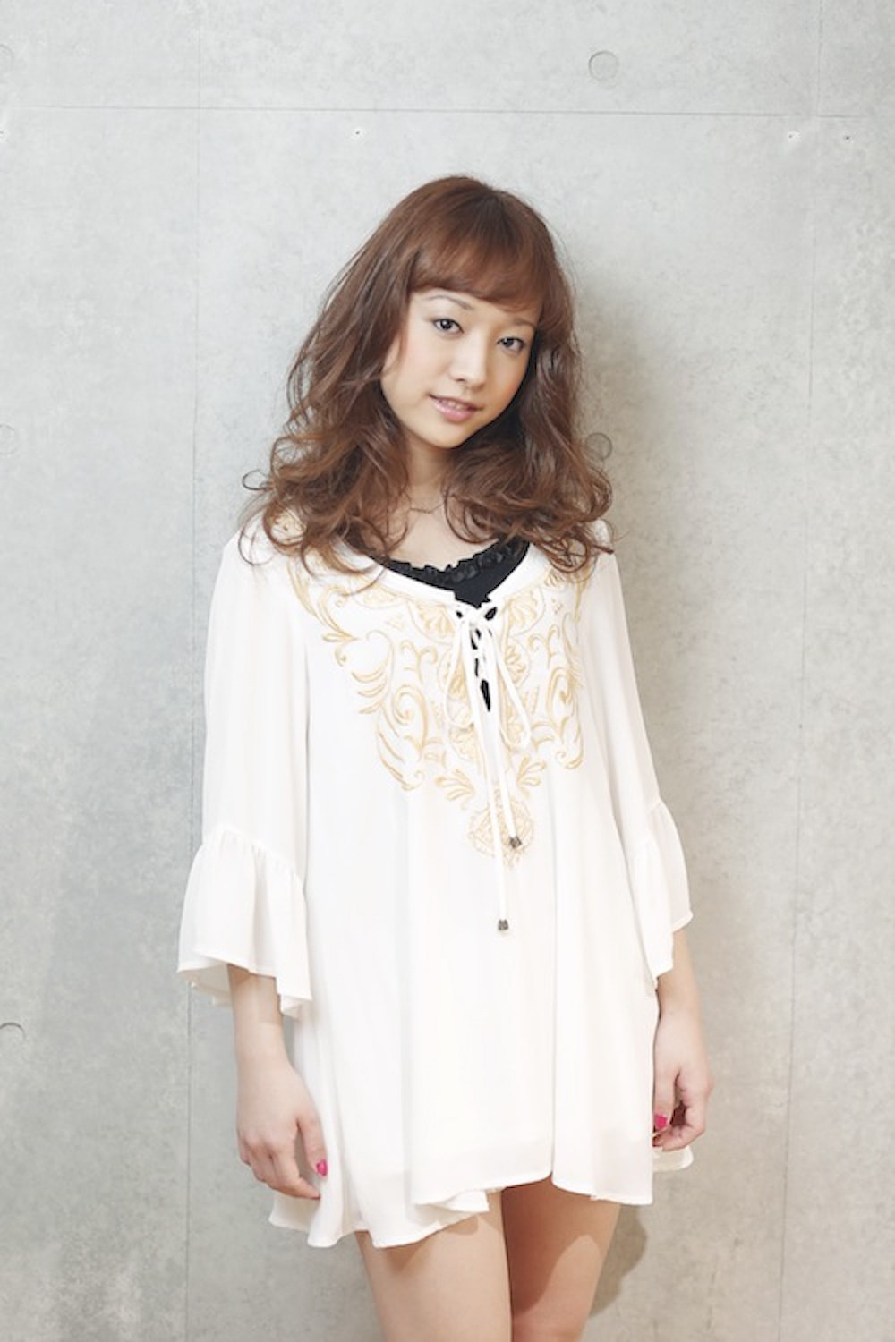 ハイトーンロングヘアの女性（全身）