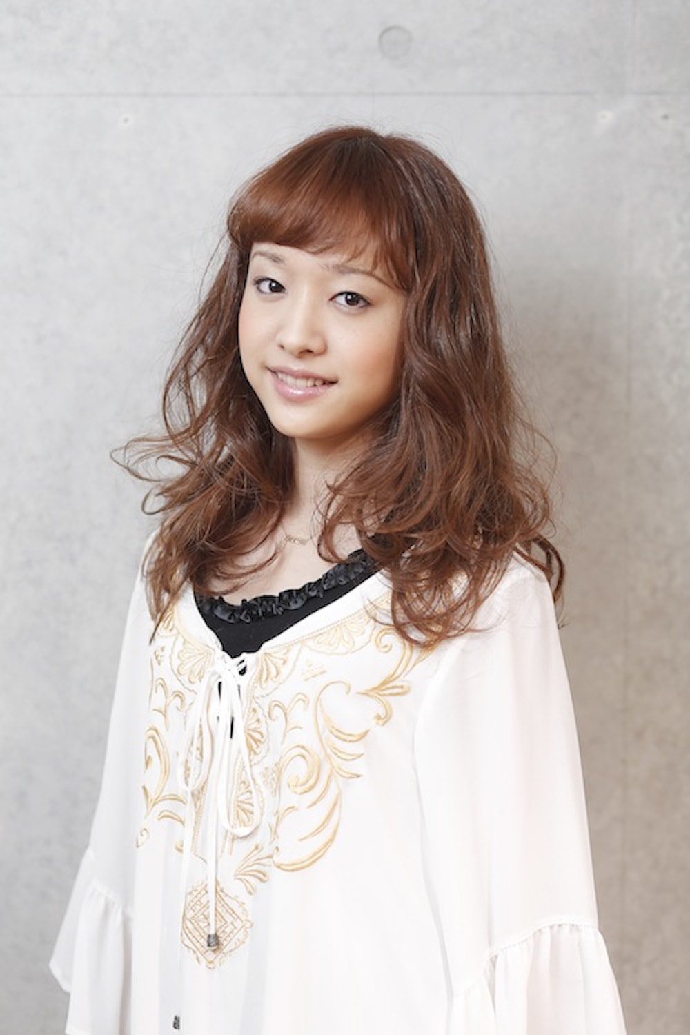 ハイトーンロングヘアの女性（正面）