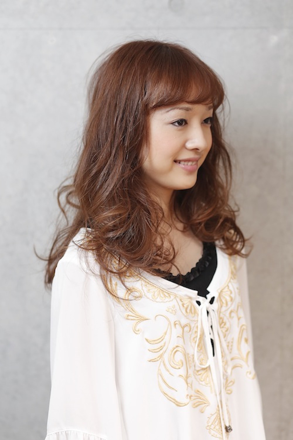 ハイトーンロングヘアの女性（サイド）