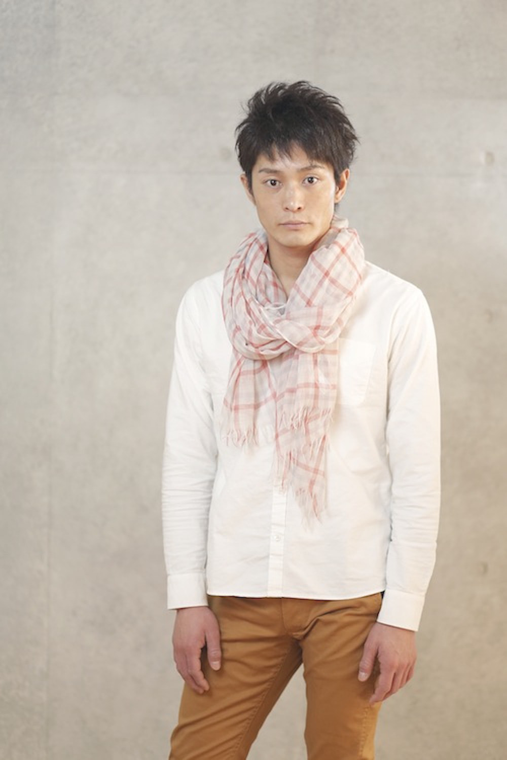 ナチュラルショートヘアの男性（全身）