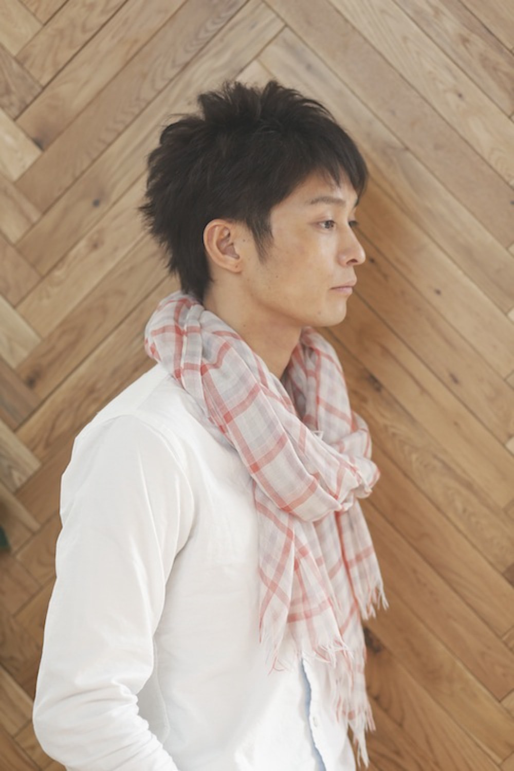 ナチュラルショートヘアの男性（サイド）