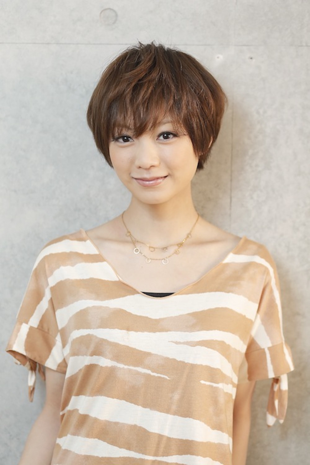 エレガントショートヘアの女性（正面）