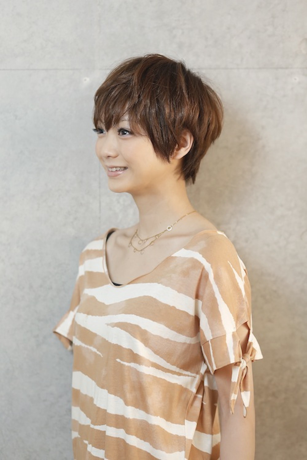 エレガントショートヘアの女性（サイド）