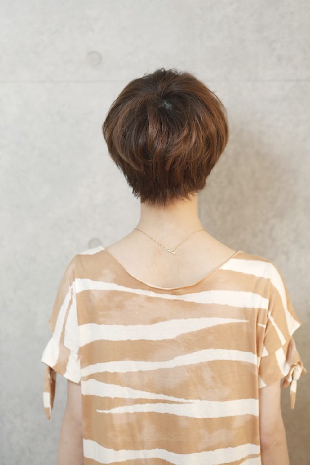 エレガントショートヘアの女性（バック）