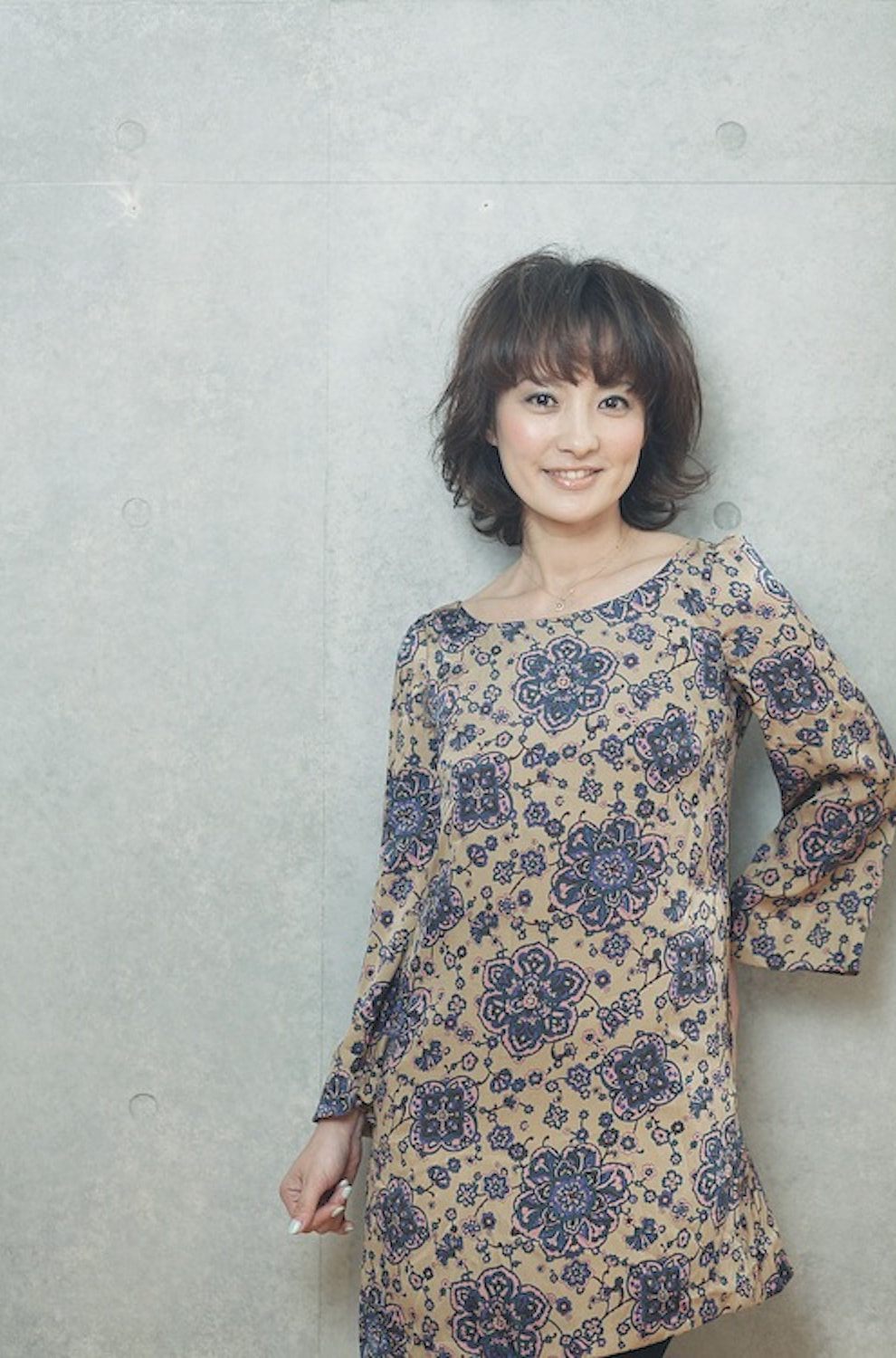 スイートボブヘアの女性の全身