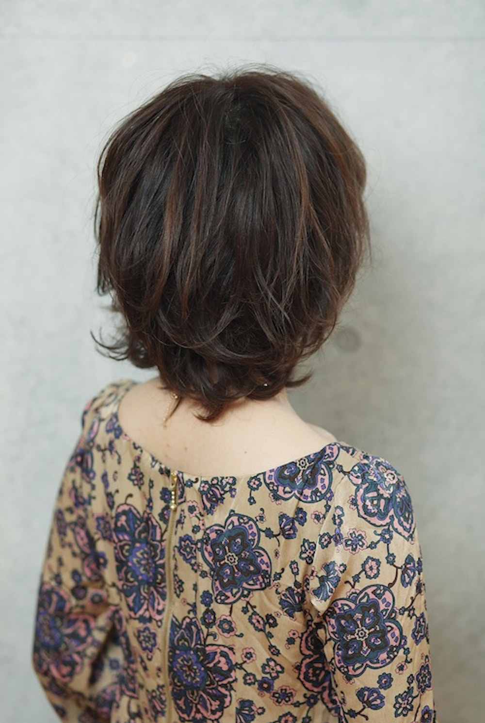 後ろ向のスイートボブヘアの女性