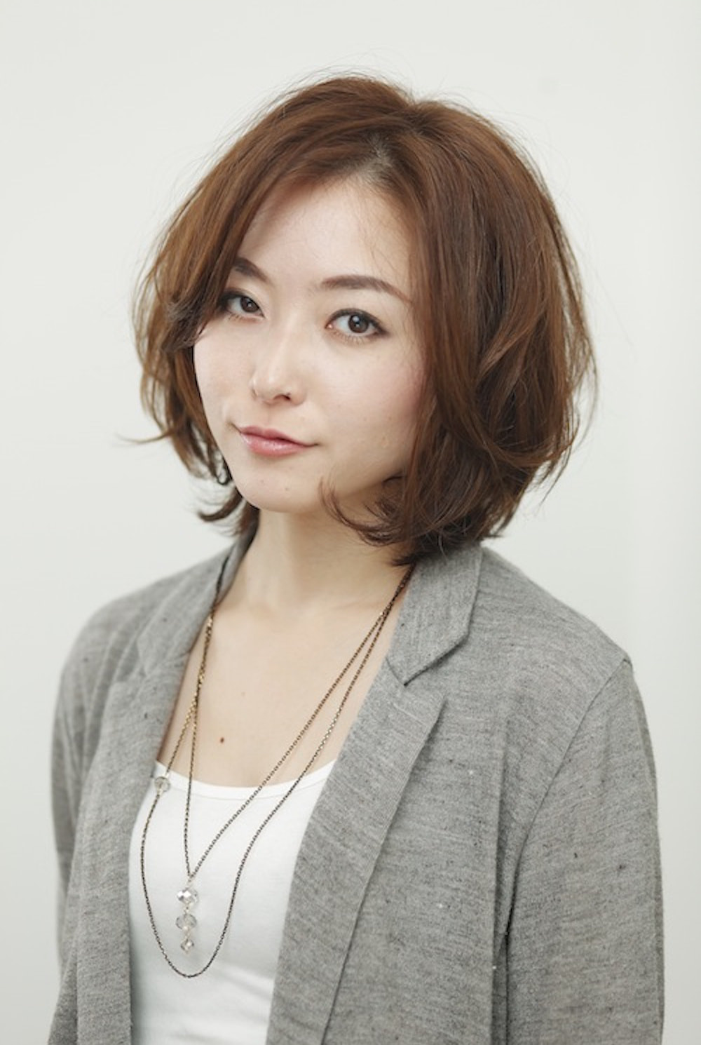 大人ボブのヘアスタイル（斜め横向き）