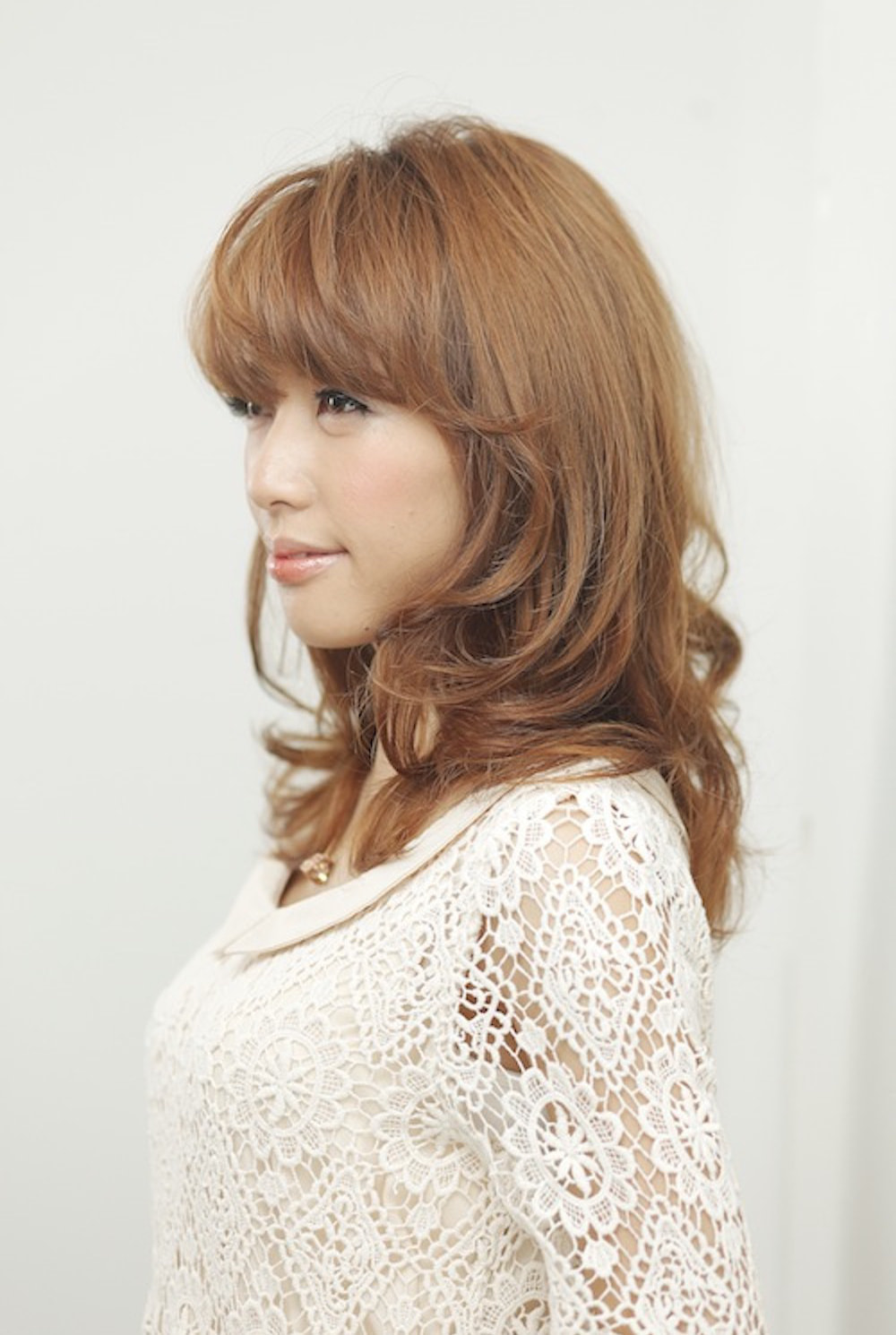 横向きの愛されミディアムヘアの女性