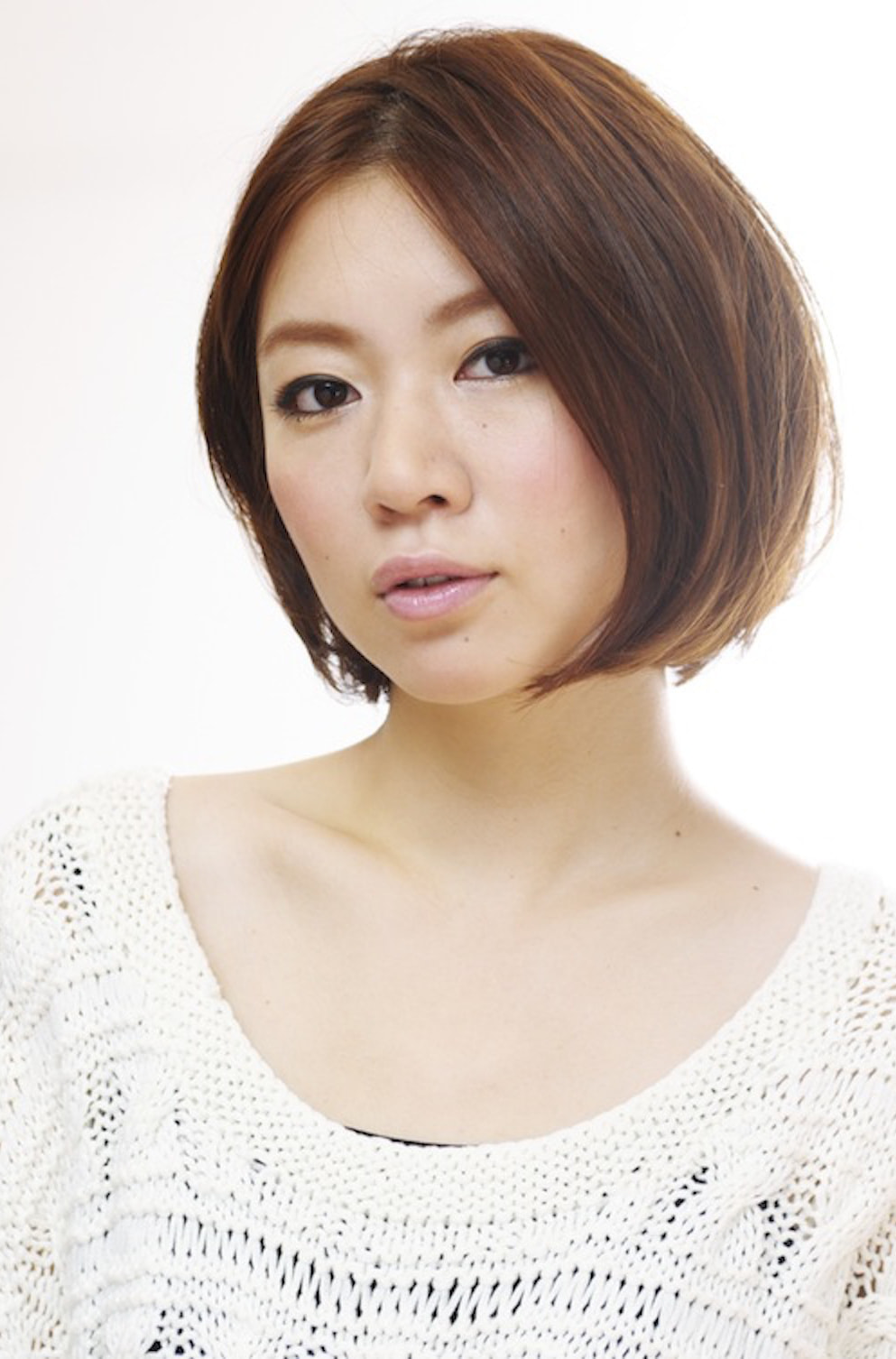 正面を向いてるスリークボブヘアの女性